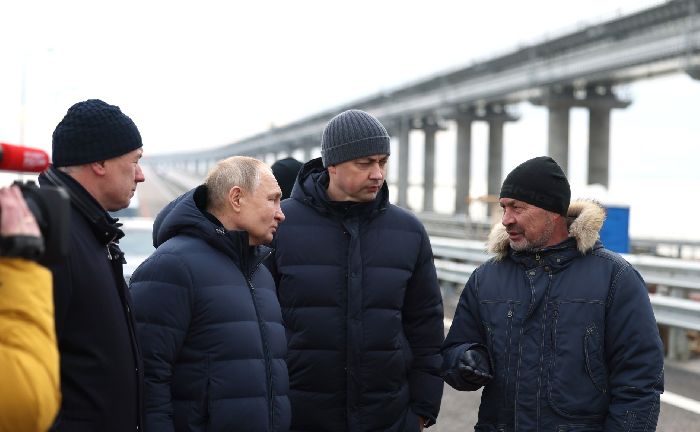 Visita al ponte di Crimea. Il vice primo ministro Marat Khusnullin, il presidente russo Vladimir Putin, l’ingegnere capo del dipartimento delle autostrade federali di Taman presso l'Agenzia stradale federale Nikita Khrapov, il vicedirettore generale di Nizhneangarsktransstroy Yevgeny Chibyshev (da sinistra a destra).