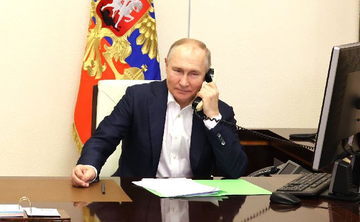 Mosca - Vladimir Putin parla al telefono con Agata Bylkova, partecipante all’evento di beneficenza «L’albero dei desideri» per il Nuovo Anno.