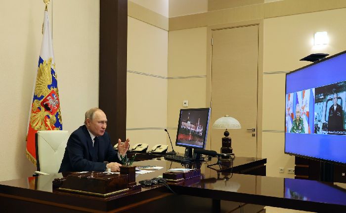 Mosca - Prima della partenza della nave per una missione navale a lunga distanza, il presidente Vladimir Putin ha ascoltato i rapporti del ministro della Difesa Sergej Shojgu e del comandante della fregata «Admiral Gorshkov» della Marina sovietica Igor Krokhmal.