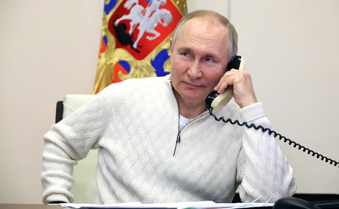 Mosca – Il presidente Vladimir Putin parla al telefono con David Shmelev, un partecipante all'evento di beneficenza panrusso l’«Albero dei desideri».
