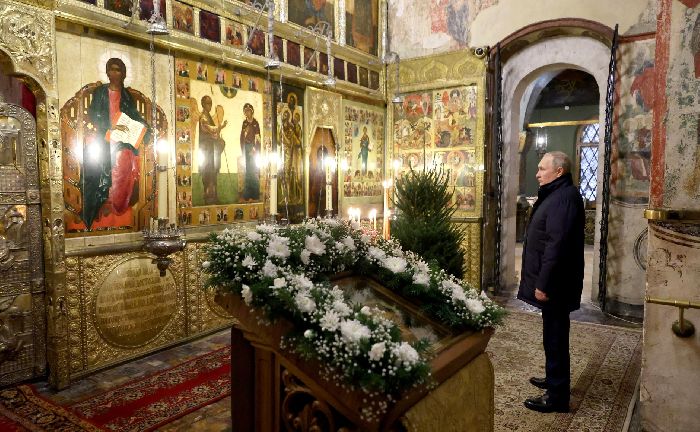 Mosca – Il presidente Vladimir Putin alla Liturgia di Natale nella Cattedrale dell'Annunciazione del Cremlino.
