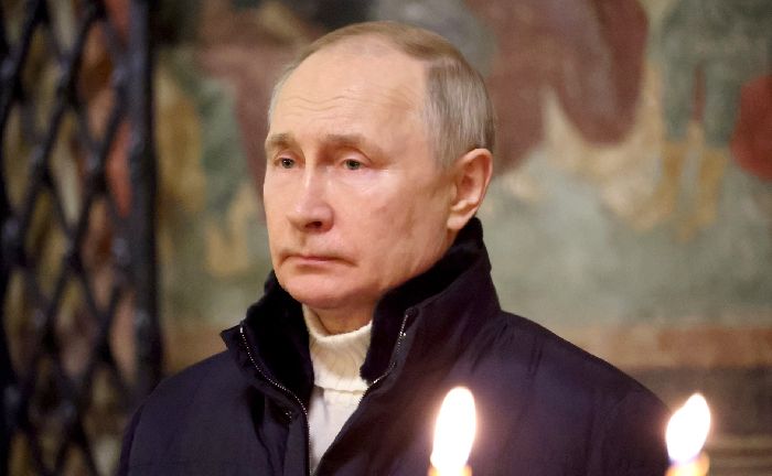  Mosca – Il presidente Vladimir Putin durante la Liturgia di Natale nella Cattedrale dell'Annunciazione del Cremlino.