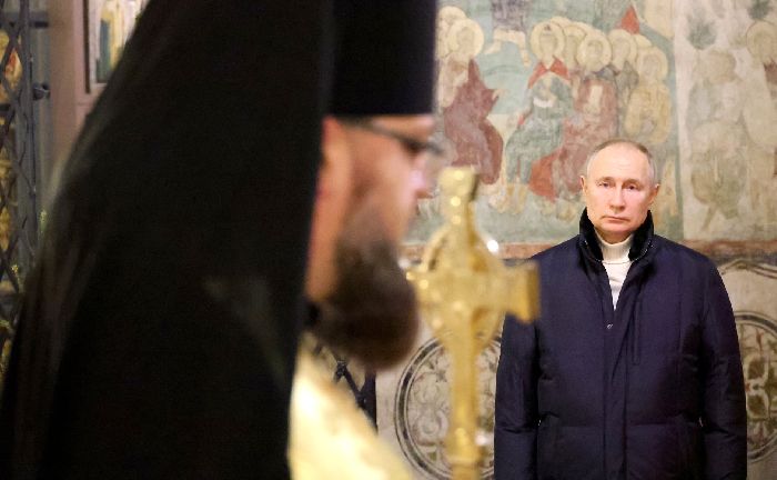 Mosca – Il presidente Vladimir Putin alla Liturgia di Natale nella Cattedrale dell'Annunciazione del Cremlino.