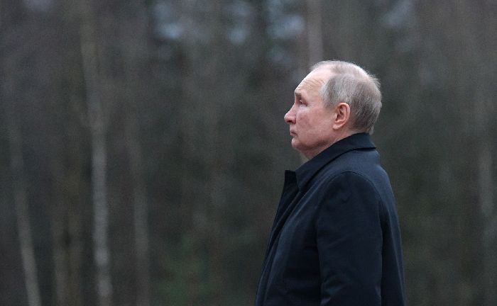Kirovsk – Il presidente Vladimir Putin durante la visita al complesso storico-militare commemorativo «Nevskij Pjatachok» ha deposto un mazzo di rose rosse al monumento «Pietra di frontiera». Foto: Aleksej Danichev, RIA Novosti.