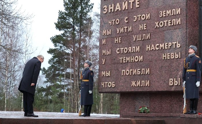 Kirovsk – Il presidente Vladimir Putin durante la visita al complesso storico-militare commemorativo «Nevskij Pjatachok» ha deposto un mazzo di rose rosse al monumento «Pietra di frontiera». 