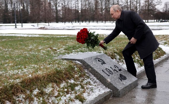 San Pietroburgo - Sulla strada per il monumento alla Madre Patria, al cimitero commemorativo di Piskarevsky Vladimir Putin ha deposto un mazzo di fiori presso una delle fosse comuni. 