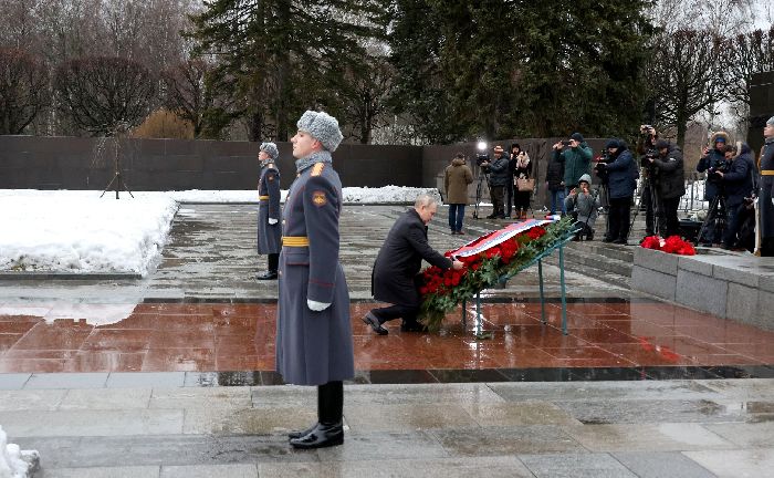 San Pietroburgo - Nell'80° anniversario della rottura dell'assedio di Leningrado, Vladimir Putin ha preso parte alla cerimonia di deposizione di una corona di fiori presso il monumento alla Madre Patria al cimitero commemorativo di Piskarevsky.