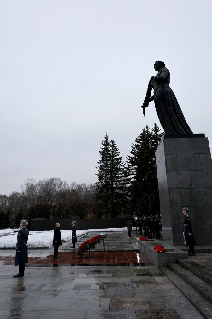 San Pietroburgo - Nell'80° anniversario della rottura dell'assedio di Leningrado, Vladimir Putin ha preso parte alla cerimonia di deposizione di una corona di fiori presso il monumento alla Madre Patria al cimitero commemorativo di Piskarevsky.