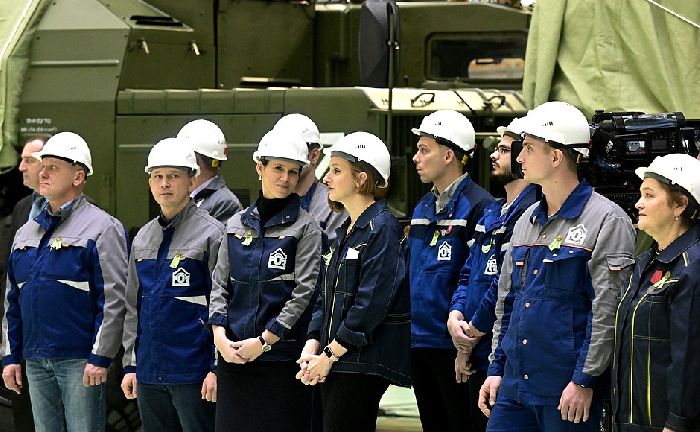 San Pietroburgo – I lavoratori del centro regionale nordoccidentale dello stabilimento di Obukhov della società Almaz-Antey per la difesa aerospaziale. Foto di Ilija Pitalev.
