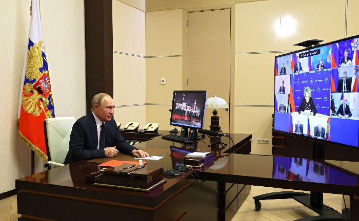  Novo Ogaryovo – Il presidente Vladimir Putin incontra i membri permanenti del Consiglio di Sicurezza (tramite videoconferenza).