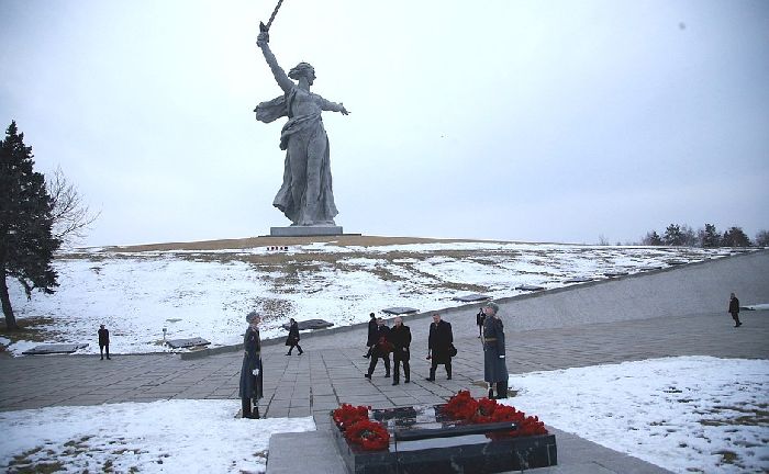 Volgograd – Deposizione di fiori sulla tomba del maresciallo dell'Unione Sovietica V.I. Chujkov.