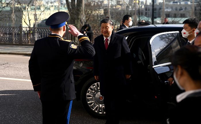 Mosca - Il presidente della Repubblica popolare cinese Xi Jinping prima della cerimonia ufficiale di benvenuto. Foto: Vladimir Astapkovich, RIA Novosti.