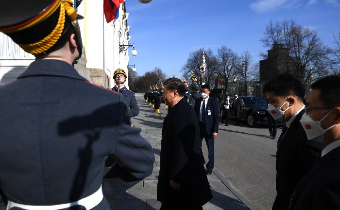 Mosca - Il presidente della Repubblica popolare cinese Xi Jinping prima della cerimonia ufficiale di benvenuto. Foto: Vladimir Astapkovich, RIA Novosti.