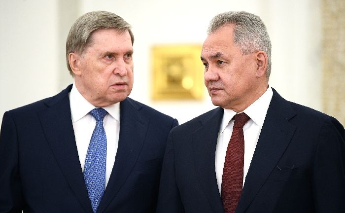 Mosca - Il ministro della Difesa Sergej Shojgu (a destra) e l'aiutante del Presidente Jurij Ushakov prima della cerimonia ufficiale di benvenuto. Foto: Aleksej Maishev, RIA Novosti.