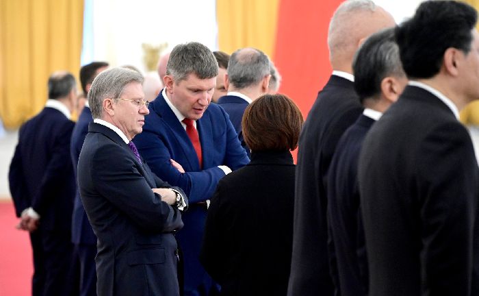 Mosca – Il ministro dei Trasporti Vitalij Savelyev (a sinistra) e il ministro dello Sviluppo economico Maksim Reshetnikov prima della cerimonia ufficiale di benvenuto.