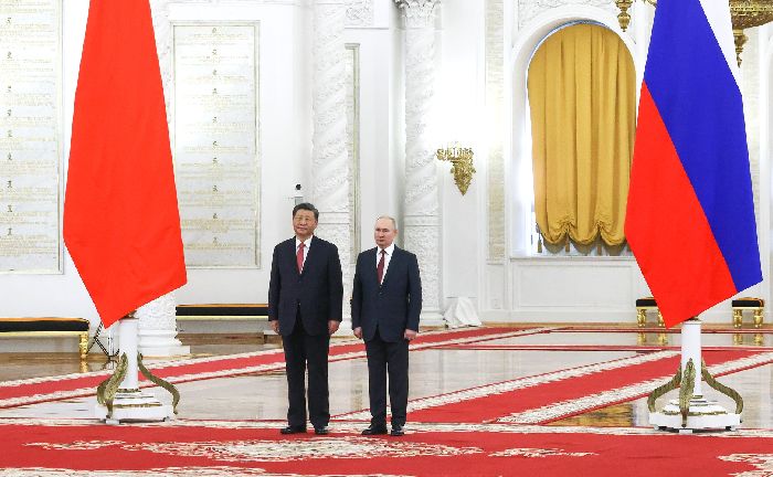 Mosca – Cerimonia ufficiale di benvenuto. Con il presidente della Repubblica popolare cinese Xi Jinping. Foto: Sergej Karpukhin, TASS.