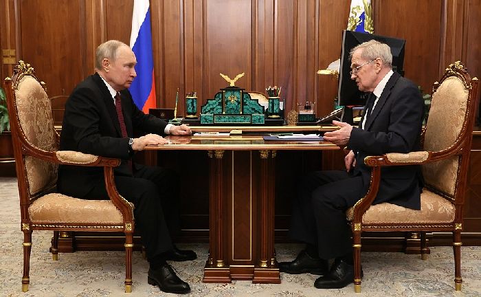 Mosca - Il presidente russo Vladimir Putin con il presidente della Corte costituzionale Valerij Zorkin.
