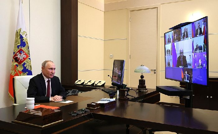  Novo Ogaryovo – Il presidente Vladimir Putin incontra i membri permanenti del Consiglio di Sicurezza (tramite videoconferenza).