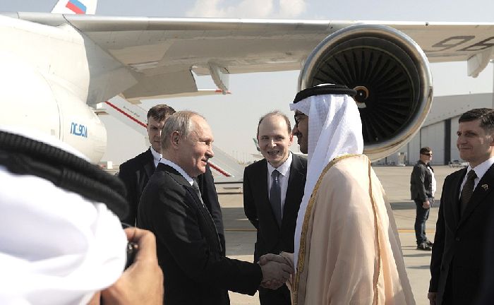 Abu Dhabi – Il presidente russo Vladimir Putin è arrivato in visita di lavoro negli Emirati Arabi Uniti. Foto: Andrej Gordeev, Vedomosti.