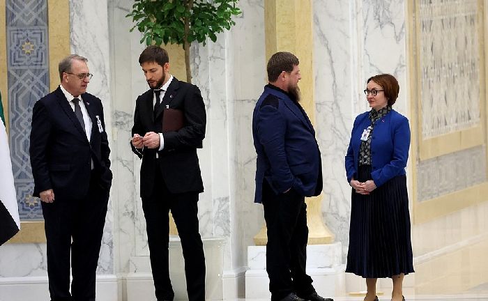 Abu Dhabi – Membri della delegazione russa prima dell'inizio dei negoziati Russia-Emirati Arabi Uniti. Foto: Sergej Savostjanov, TASS.