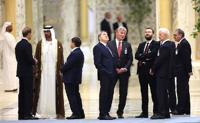 Abu Dhabi – Membri della delegazione russa prima dell'inizio dei negoziati Russia-Emirati Arabi Uniti. Foto: Sergej Savostjanov, TASS.