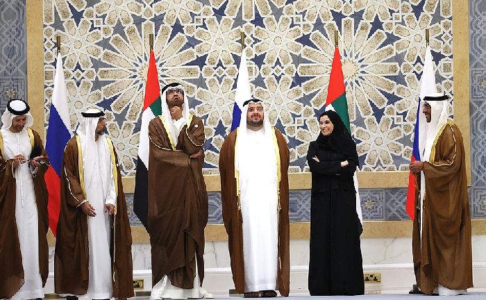 Abu Dhabi – Membri della delegazione degli Emirati Arabi Uniti prima dell'inizio dei negoziati Russia-Emirati Arabi Uniti. Foto: Sergej Savostjanov, TASS.