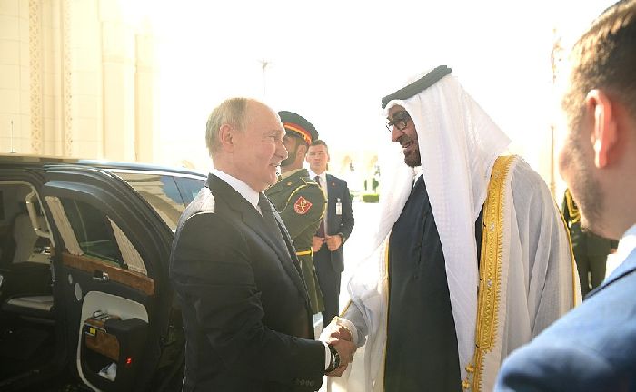 Abu Dhabi - Il Capo di Stato russo Vladimir Putin con il Presidente degli Emirati Arabi Uniti Mohammed bin Zayed Al Nahyan prima dell'inizio dei negoziati Russia-Emirati Arabi Uniti. Foto: Aleksej Nikolskij, RIA Novosti.