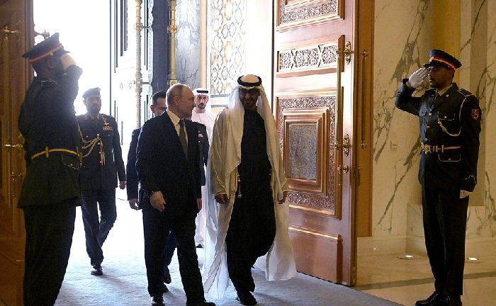 Abu Dhabi - Il Capo di Stato russo Vladimir Putin con il Presidente degli Emirati Arabi Uniti Mohammed bin Zayed Al Nahyan prima dell'inizio dei negoziati Russia-Emirati Arabi Uniti. Foto: Aleksej Nikolskij, RIA Novosti.