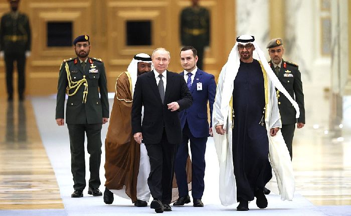  Abu Dhabi – Il Capo di Stato russo Vladimir Putin con il Presidente degli Emirati Arabi Uniti Mohammed bin Zayed Al Nahyan durante la cerimonia ufficiale di benvenuto.