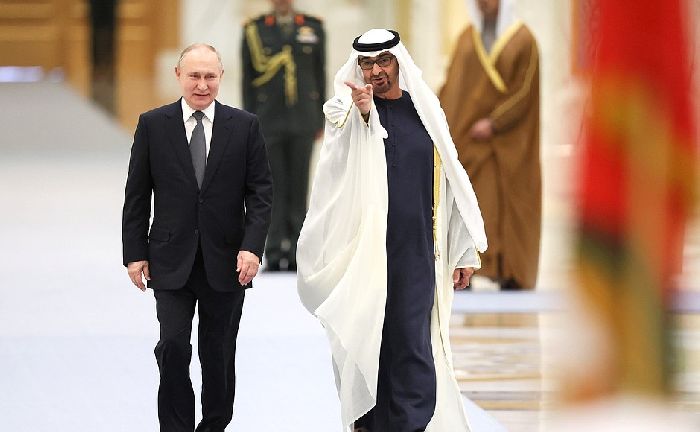 Abu Dhabi – Il Capo di Stato russo Vladimir Putin con il Presidente degli Emirati Arabi Uniti Mohammed bin Zayed Al Nahyan durante la cerimonia ufficiale di benvenuto. Foto: Sergej Savostjanov, TASS.