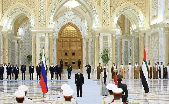 Abu Dhabi – Cerimonia ufficiale di benvenuto a Vladimir Putin da parte del Presidente degli Emirati Arabi Uniti Mohammed bin Zayed Al Nahyan. Foto: Sergej Savostjanov, TASS.