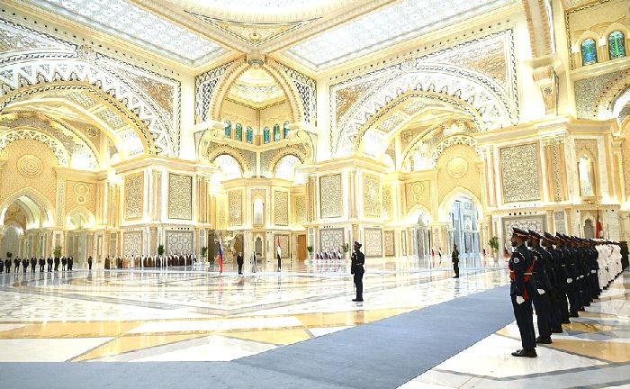 Abu Dhabi – Cerimonia ufficiale di benvenuto a Vladimir Putin da parte del Presidente degli Emirati Arabi Uniti Mohammed bin Zayed Al Nahyan. Foto: Sergej Savostjanov, TASS.
