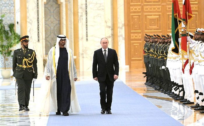 Abu Dhabi - Il Capo di Stato russo Vladimir Putin con il Presidente degli Emirati Arabi Uniti Mohammed bin Zayed Al Nahyan durante la cerimonia ufficiale di benvenuto. Foto: Aleksej Nikolskij, RIA Novosti.