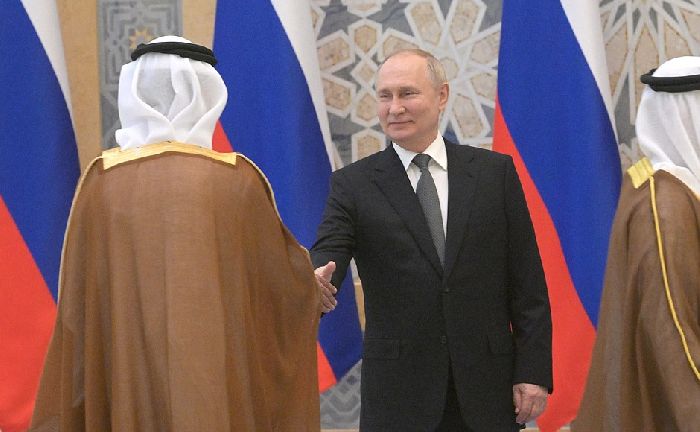 Abu Dhabi – Il Presidente russo Vladimir Putin prima dell'inizio dei negoziati Russia-Emirati Arabi Uniti. Cerimonia di presentazione delle delegazioni ufficiali.