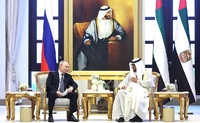 Abu Dhabi – Il Capo di Stato russo Vladimir Putin con il Presidente degli Emirati Arabi Uniti Mohammed bin Zayed Al Nahyan. Foto: Sergej Savostjanov, TASS.