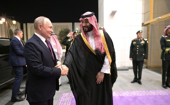 Riyad – Il presidente russo Vladimir Putin con il principe ereditario e presidente del Consiglio dei ministri dell'Arabia Saudita Mohammed bin Salman Al Saud prima dell'inizio dei negoziati russo-sauditi. Foto: Aleksej Nikolskij, RIA Novosti.