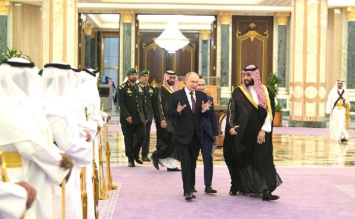 Riyad – Il capo di Stato russo Vladimir Putin con il principe ereditario e presidente del Consiglio dei ministri dell'Arabia Saudita Mohammed bin Salman Al Saud prima dell'inizio dei negoziati russo-sauditi. Foto: Aleksej Nikolskij, RIA Novosti.