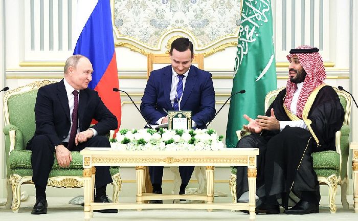 Riyad – Il presidente russo Vladimir Putin con il principe ereditario, presidente del Consiglio dei Ministri del Regno dell'Arabia Saudita Mohammed bin Salman Al Saud. Foto: Sergej Savostjanov, TASS.
