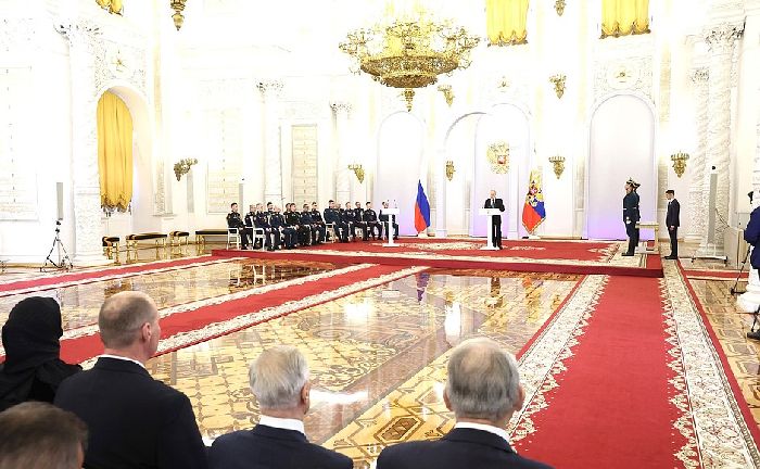 Mosca – Il presidente Vladimir Putin alla cerimonia di presentazione delle medaglie della Stella d'Oro agli Eroi della Russia.