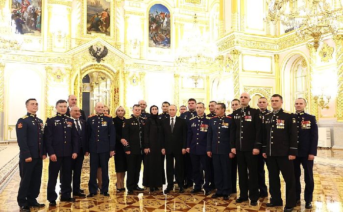 Mosca - Il presidente Vladimir Putin con i partecipanti alla Giornata degli Eroi della Patria. Foto: Valerij Sharifulin, TASS.