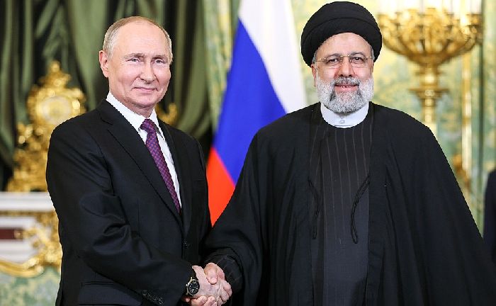 Mosca – Il Capo di Stato russo Vladimir Putin con il presidente iraniano Ebrahim Raisi. Foto: Sergej Bobylev, TASS.
