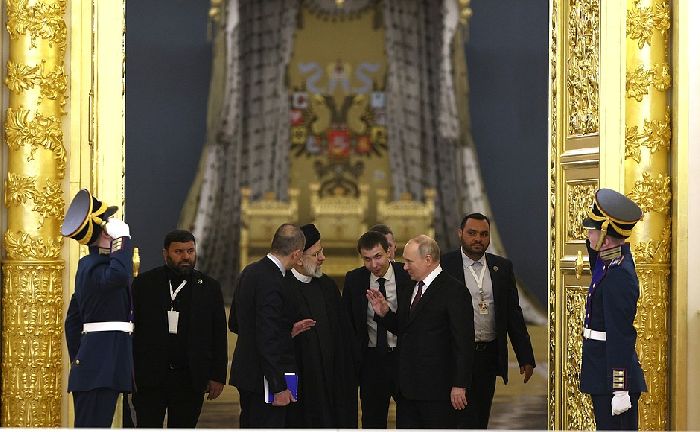Mosca – Il Capo di Stato russo Vladimir Putin con il Presidente iraniano Ebrahim Raisi prima dell'inizio dei colloqui di lavoro russo-iraniani sotto forma di pranzo di lavoro. Foto: Sergej Bobylev, TASS. 