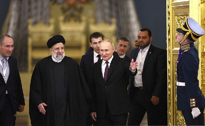Mosca – Il Capo di Stato russo Vladimir Putin con il Presidente iraniano Ebrahim Raisi prima dell'inizio dei colloqui di lavoro russo-iraniani sotto forma di pranzo di lavoro. Foto: Sergej Bobylev, TASS. 