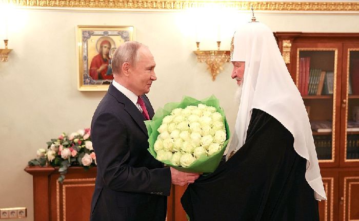 Mosca - Il presidente Vladimir Putin si congratula con Sua Santità il Patriarca Kirill per il 15° anniversario dell'intronizzazione. 