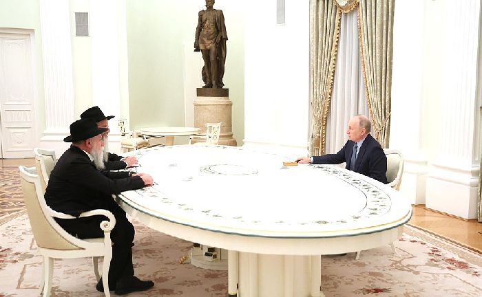 Mosca - Il presidente russo Vladimir Putin incontra il rabbino capo della Russia Berel Lazar (a sinistra) e il presidente della Federazione delle comunità ebraiche della Russia Alexander Boroda. Foto: Sergej Fadeichev, TASS.
