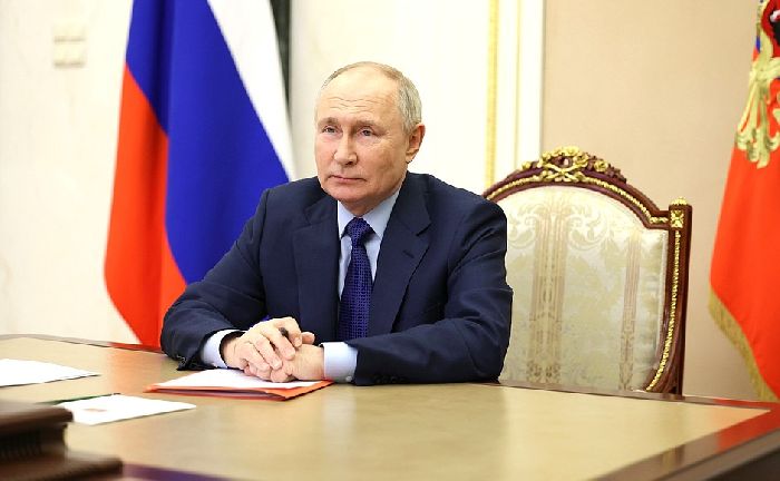 Mosca – Il presidente russo Vladimir Putin durante l’incontro con i membri permanenti del Consiglio di Sicurezza (in videoconferenza).